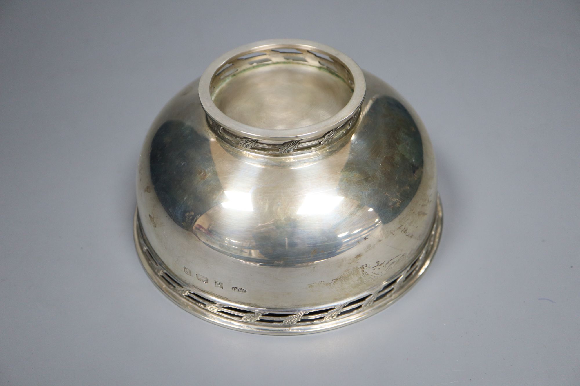 A modern silver circular bowl, with pieced border and foot, Albert Edward Jones Ltd, Birmingham, 1988, diameter 13.3cm, 9.5oz.